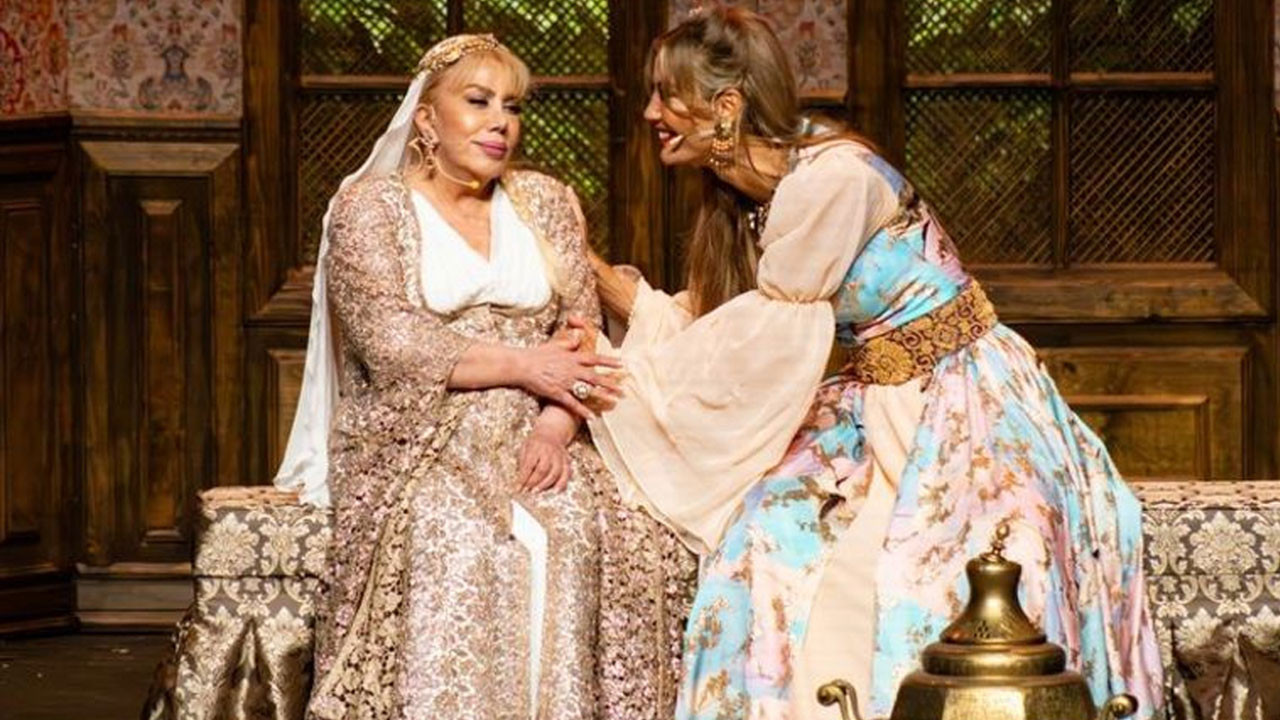 Çağla Şıkel ile Mine Koşan arasında sular durulmuyor: Çağla tostunu yesin