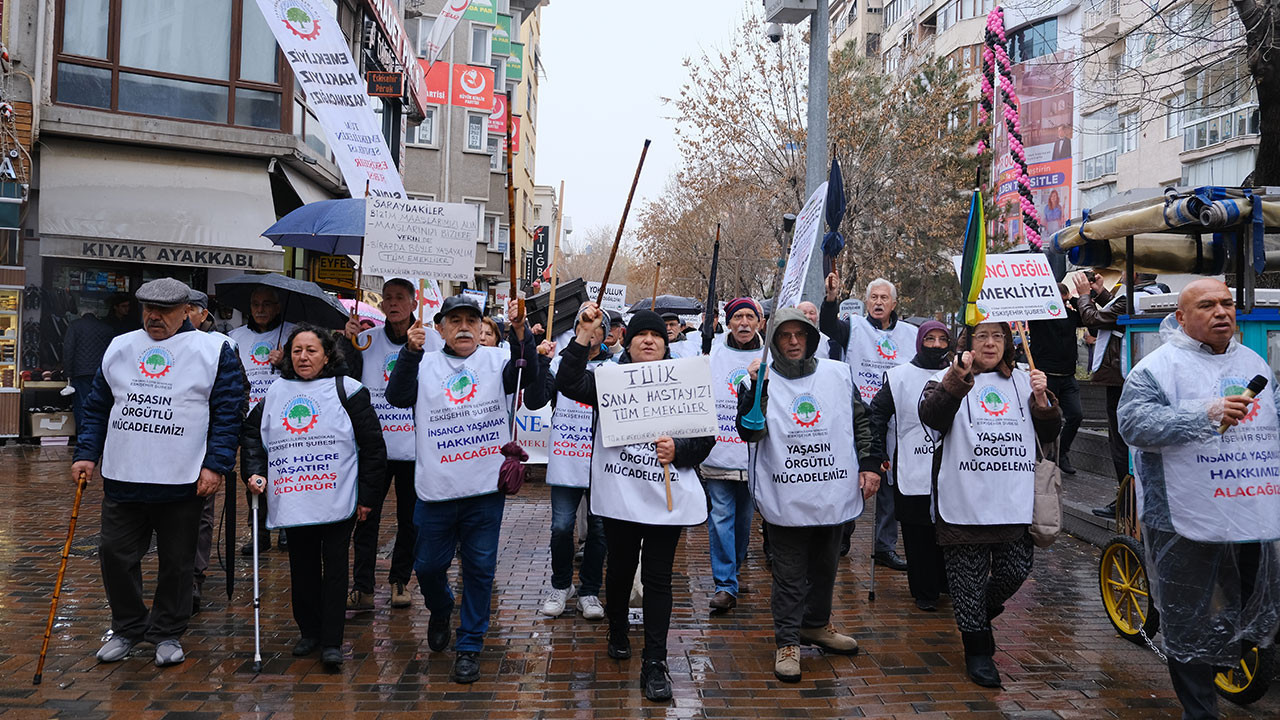 Emekliler baston kaldırdı: Kendilerine gelince kepçeyle…