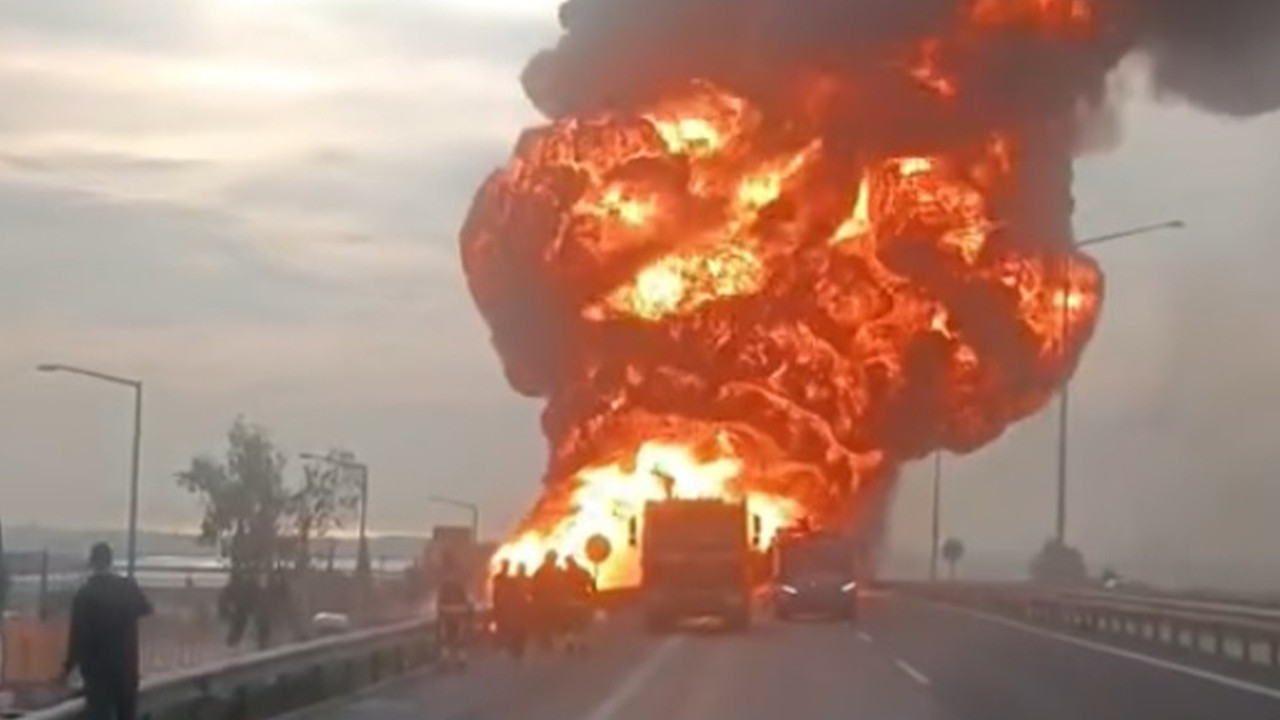 Mersin'de akaryakıt yüklü tanker alev alev yandı