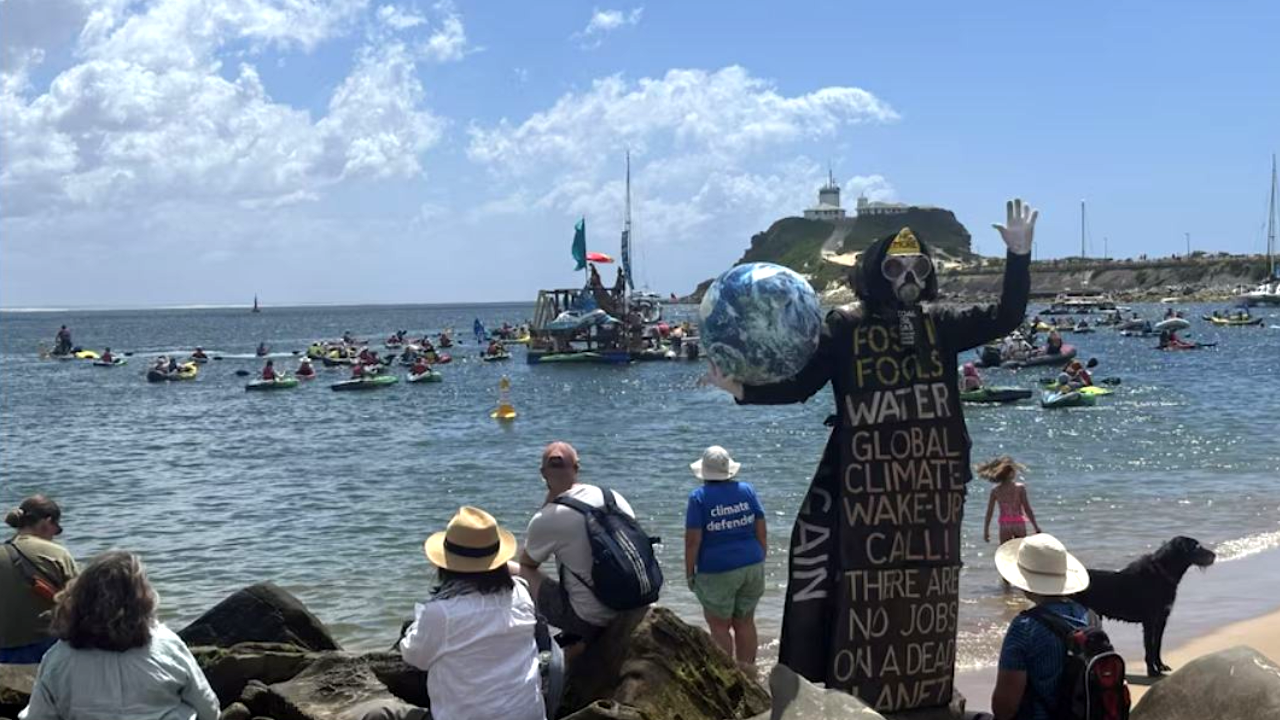 Avustralya'da protesto gemi trafiğini durdurdu