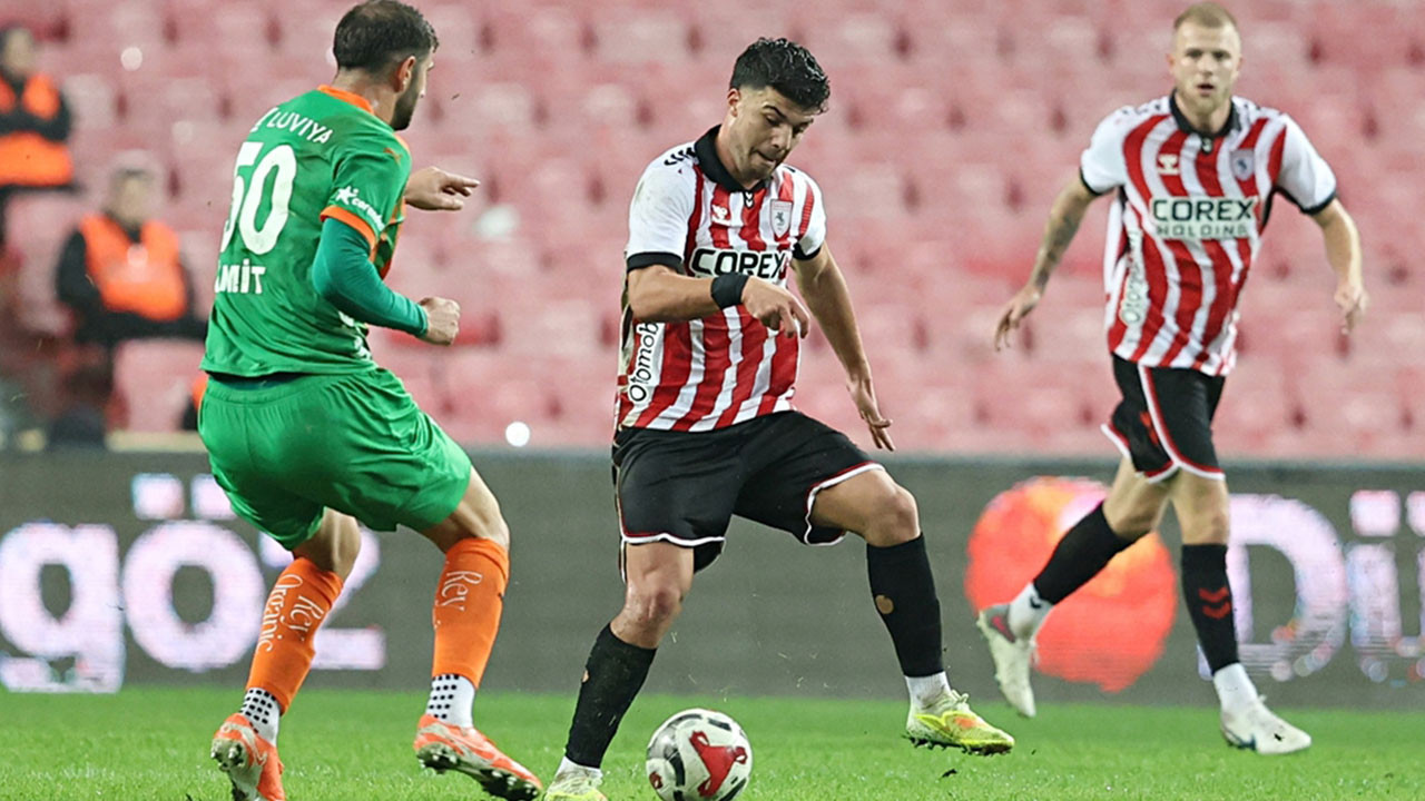 Samsunspor son dakikada yıkıldı! Alanyaspor puanı kaptı