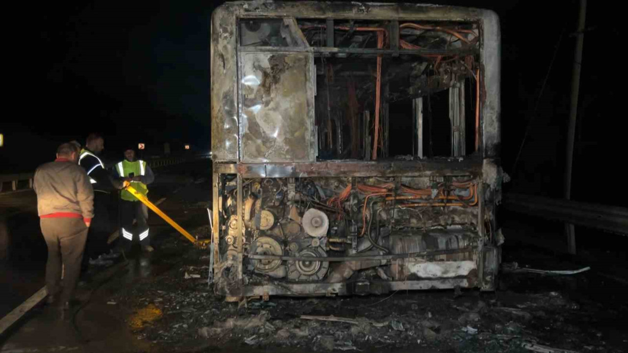 Arnavutköy’de korku dolu anlar... İETT otobüsü seyir halinde alev alev yandı