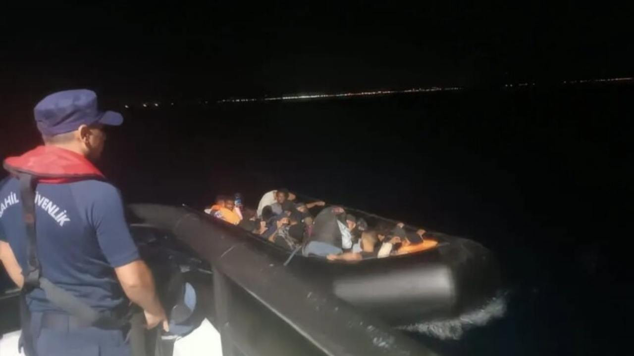Ayvalık açıklarında 8'i çocuk 23 düzensiz göçmen yakalandı