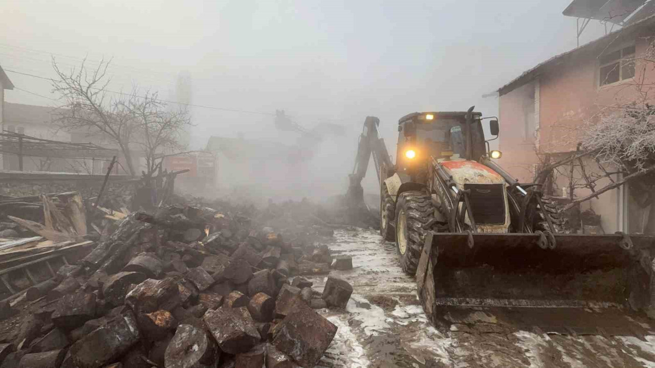 Bükerler Köyü'nde kış ortasında kabus: Bir aile evsiz kaldı! Sabaha karşı alevler her şeyi yuttu