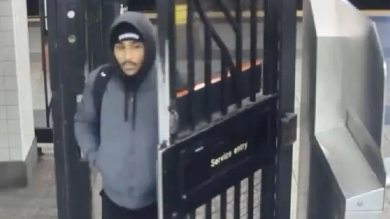 Metroda dehşet: Yaşlı adamı uyurken ateşe verildi!