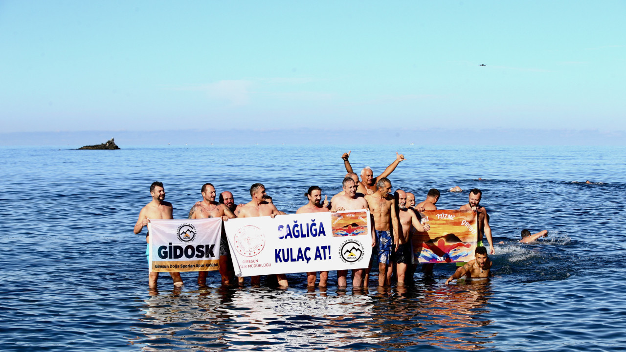 Soğuk suda sıcak mesaj: ‘Sağlığa Kulaç At!’