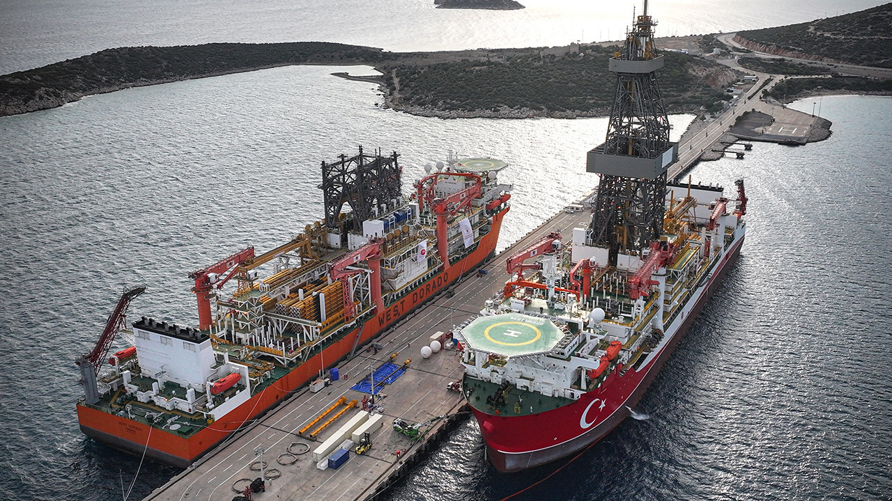 Türkiye'nin iki sondaj gemisi yan yana