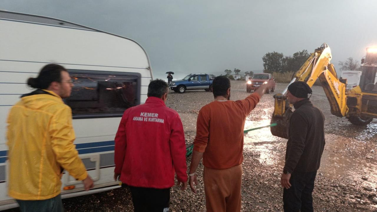 Şiddetli yağmur iki karavanı denize sürükledi: Mahsur kalan Rus turistler kurtarıldı