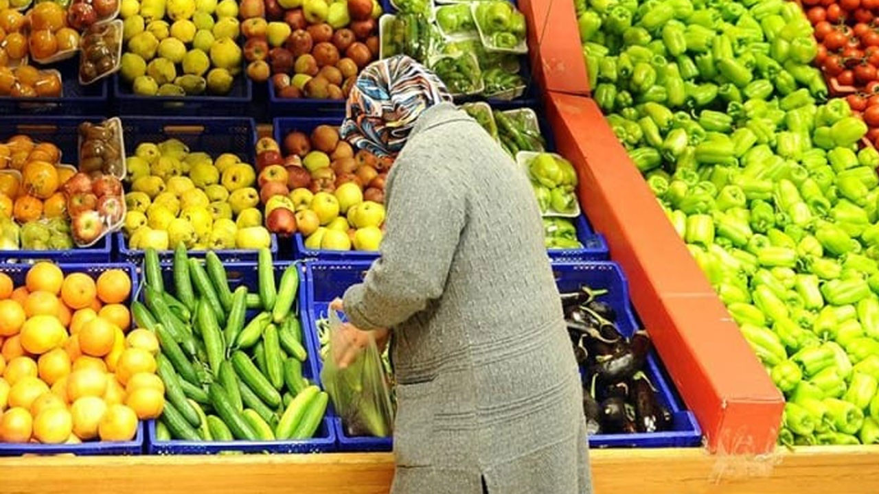 Vatandaşlar pazarda ancak tane ile alışveriş yapabiliyor Ekonomideki duruma isyan ettiler