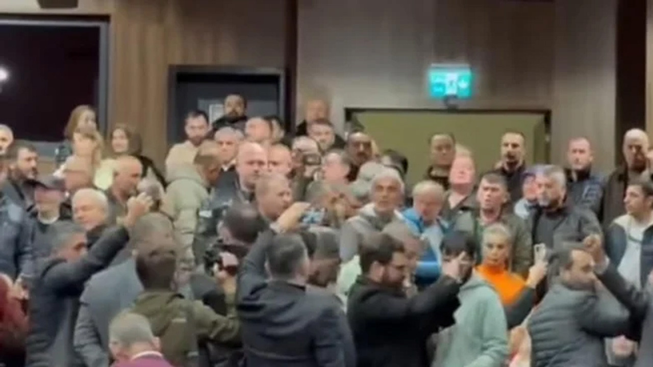 AKP'li belediye başkanına yurttaşlardan mecliste protesto!