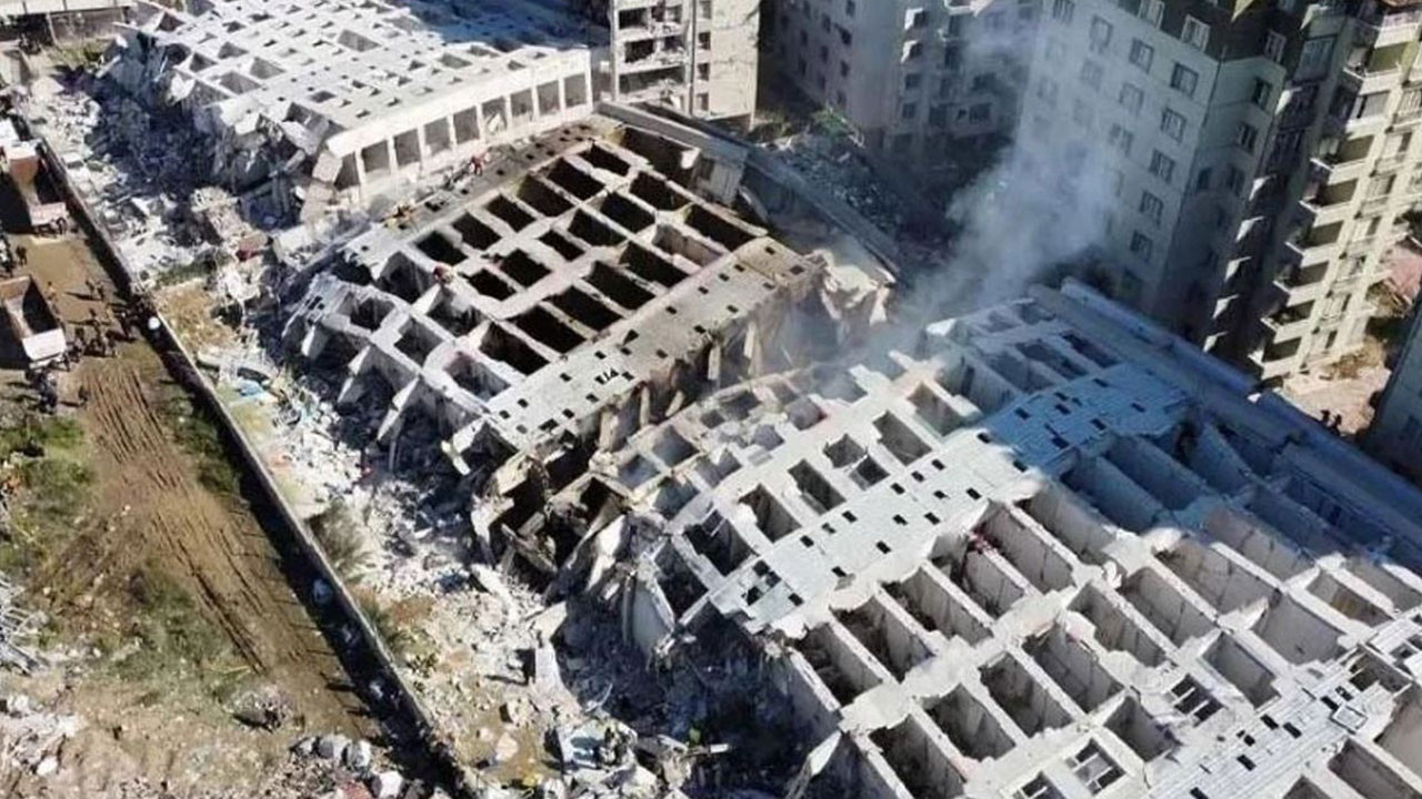 Onlarca insanın ölümüne neden olan müteahhit TOKi'ye ev yapıyormuş! 'Deprem Allah'tan geldi'