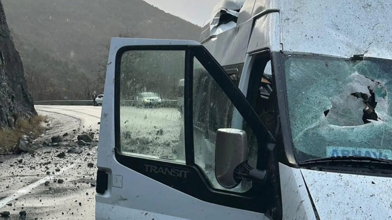 Artvin'de faciadan dönüldü: Kaya parçaları minibüsün üzerine düştü