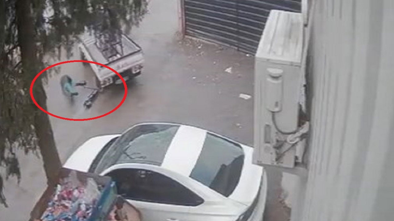 Feci kaza! Skuter sürücüsü kamyonetin altında kaldı