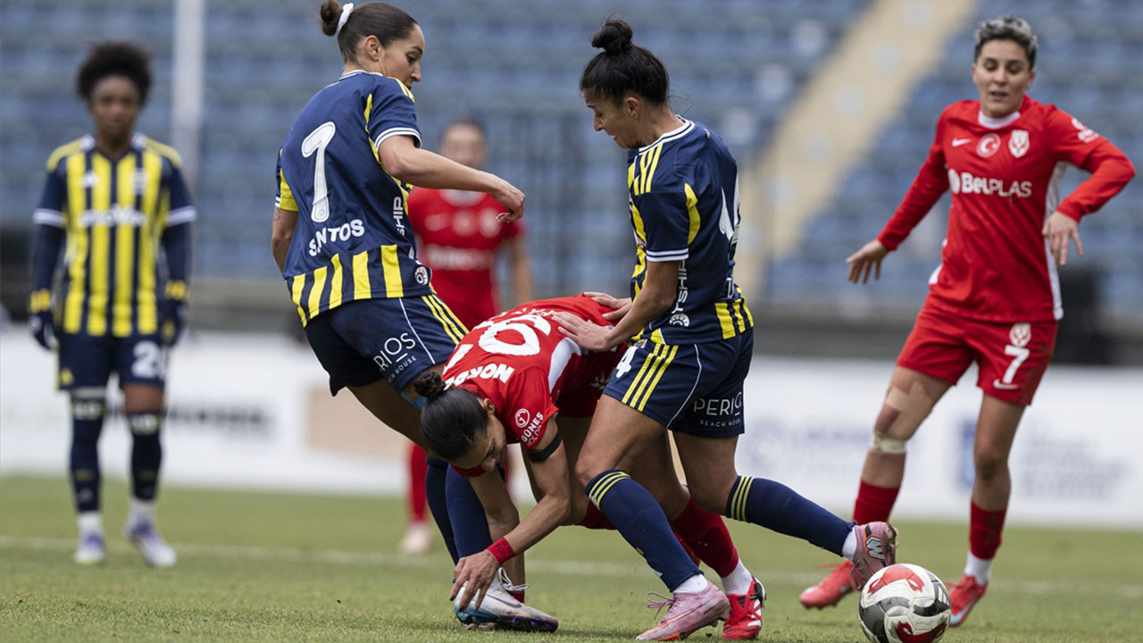 Fenerbahçe de puan kaybeder! Galatasaray hata yapmadı