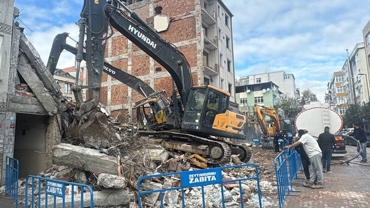 İş makinesinin üzerine beton düştü: Bir yaralı