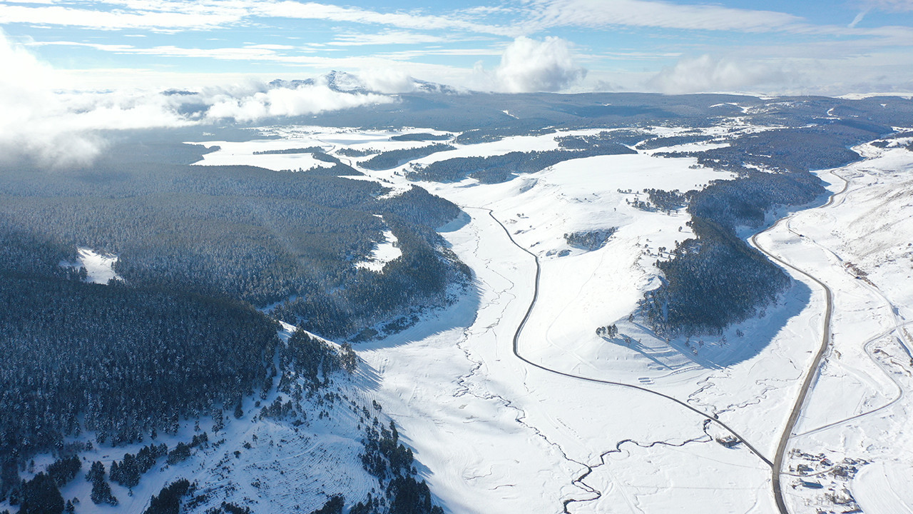 Ayder ve Anzer beyaz örtüye büründü: Rize yaylalarında ilk kar coşkusu!