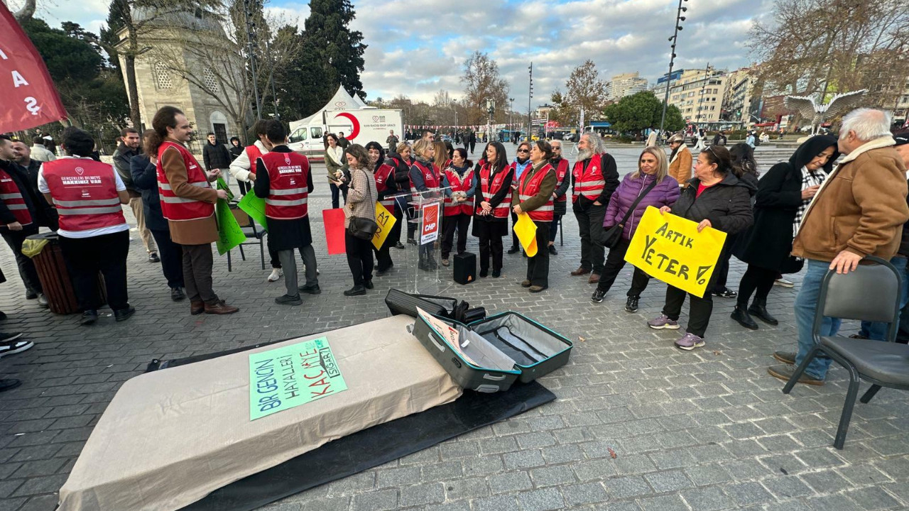 Öğrencilerin sorunları Beşiktaş Meydan'ında haykırıldı: Sergi polis zoruyla kaldırıldı