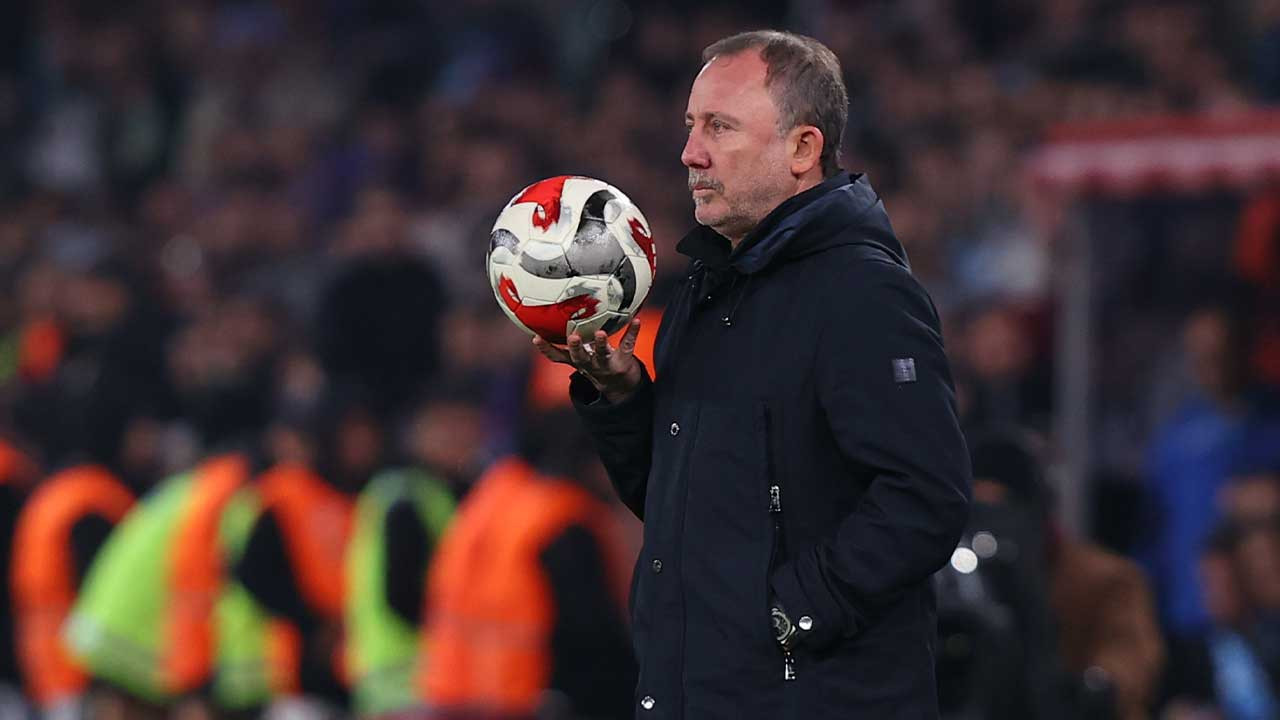 Sergen Yalçın'dan derbi sonrası hakem isyanı: 'Futbol değil, tiyatroydu'