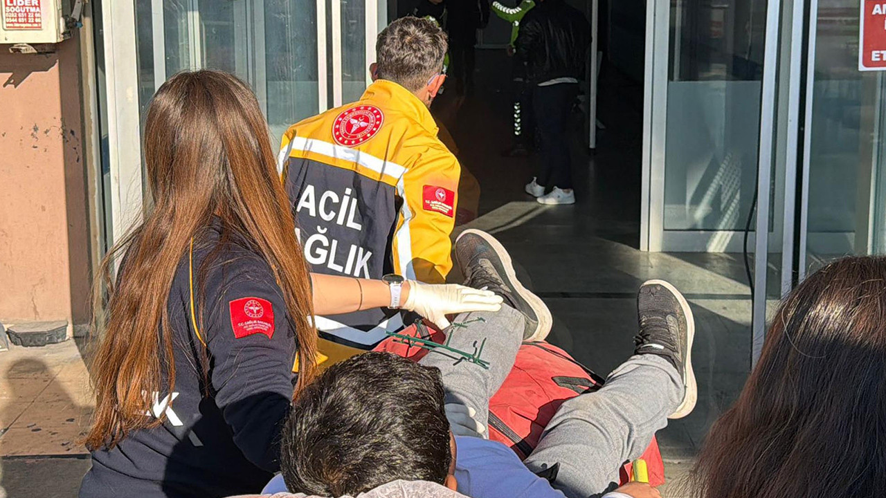 Bacağındaki demirle hastaneye kaldırıldı! Okuldan kaçış planı çite takıldı