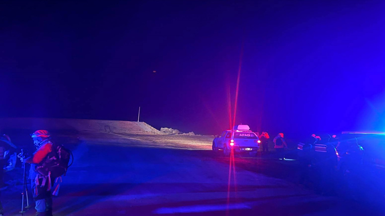 Donmaktan son anda kurtuldular! Tırmandıkları dağı helikopterle indiler