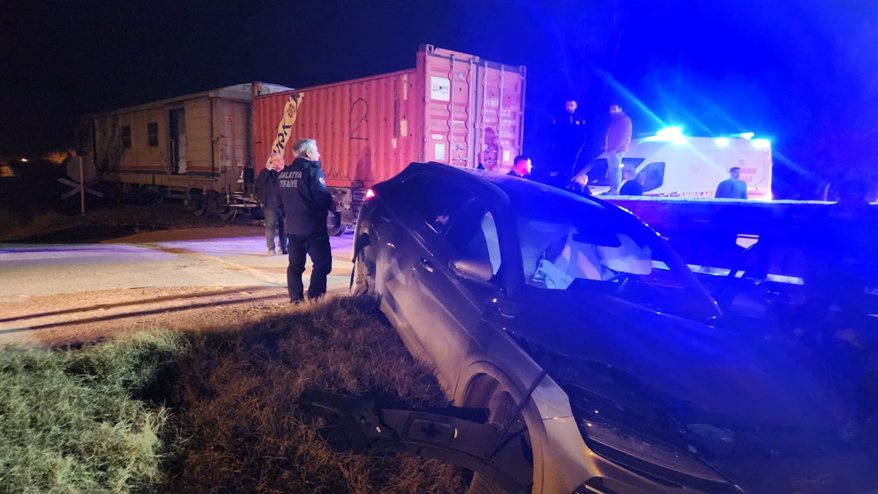 Hemzemin geçitte facia! Tren otomobile çarptı: 2'si çocuk 5 yaralı