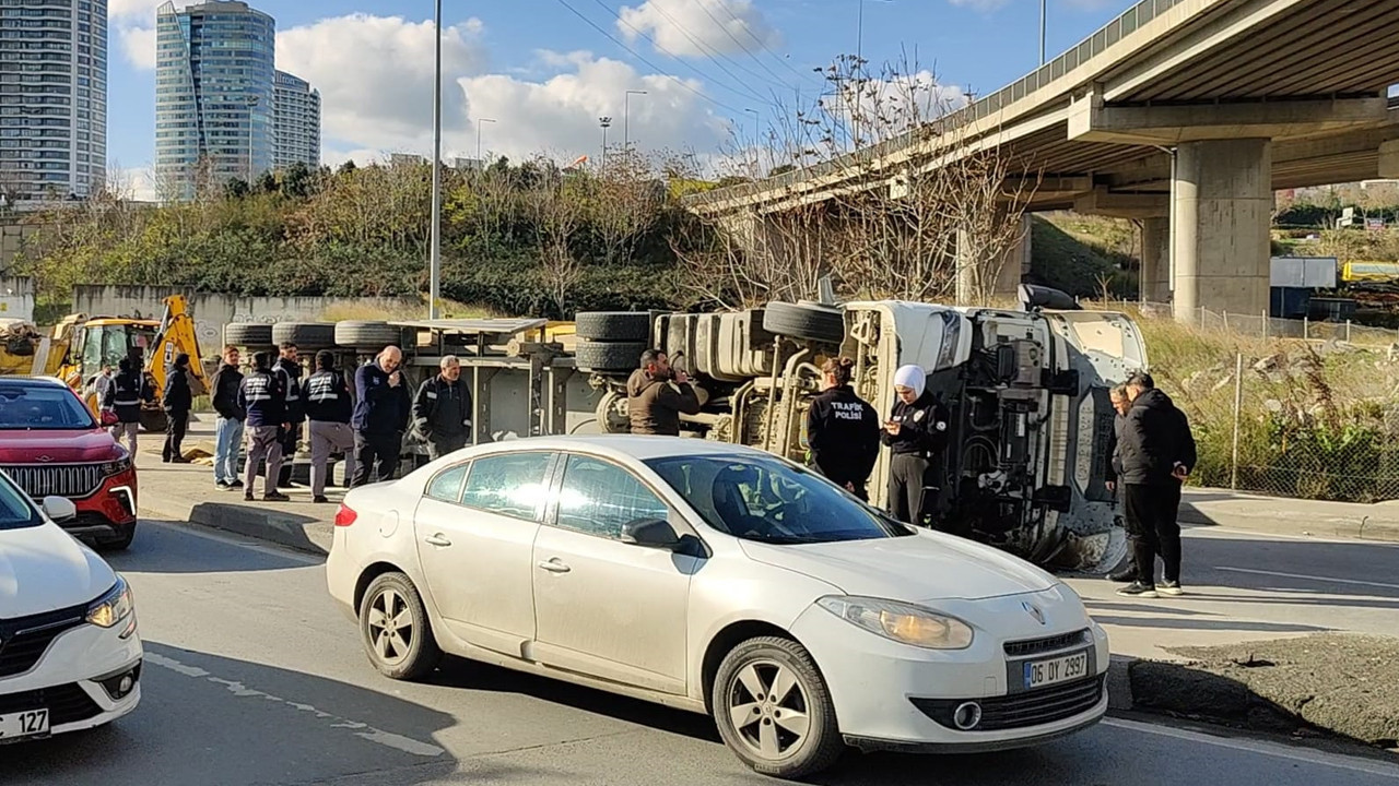 İstanbul’da kamyon faciası! Hurdalar yola savruldu: Trafik kilitledi