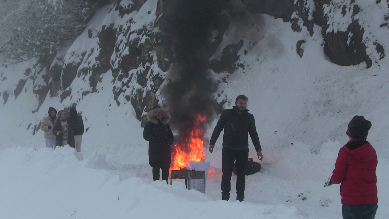 Kar 3 metreyi buldu! Yolda kaldılar: Ekipler yolları açmak için seferber oldu