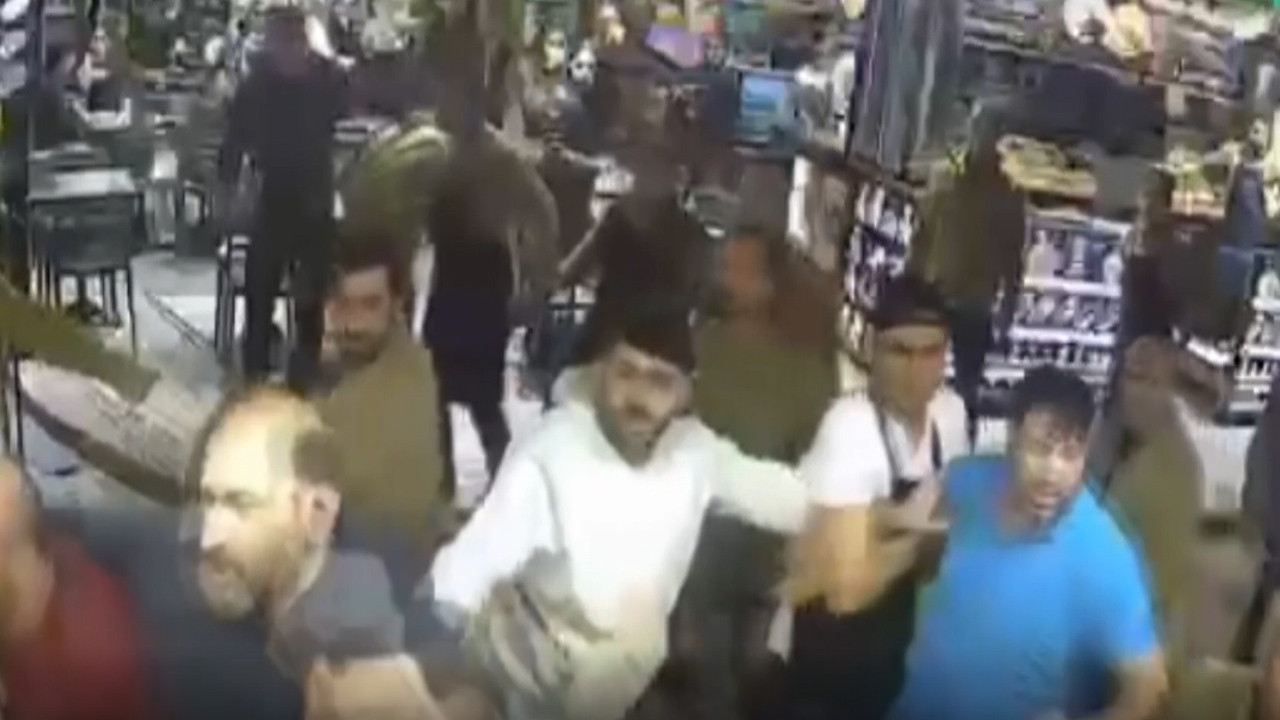 İstanbul’da akraba esnaflar birbirine girdi! Tekmeler yumruklar konuştu