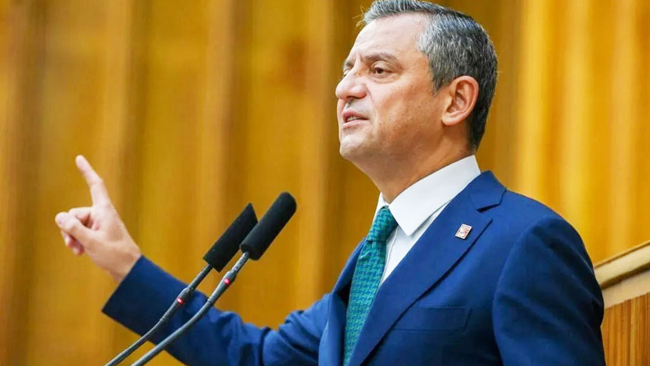 Kulisler çalkalandı! Ünlü yazar Özgür Özel'in elindeki belgeyi yazdı