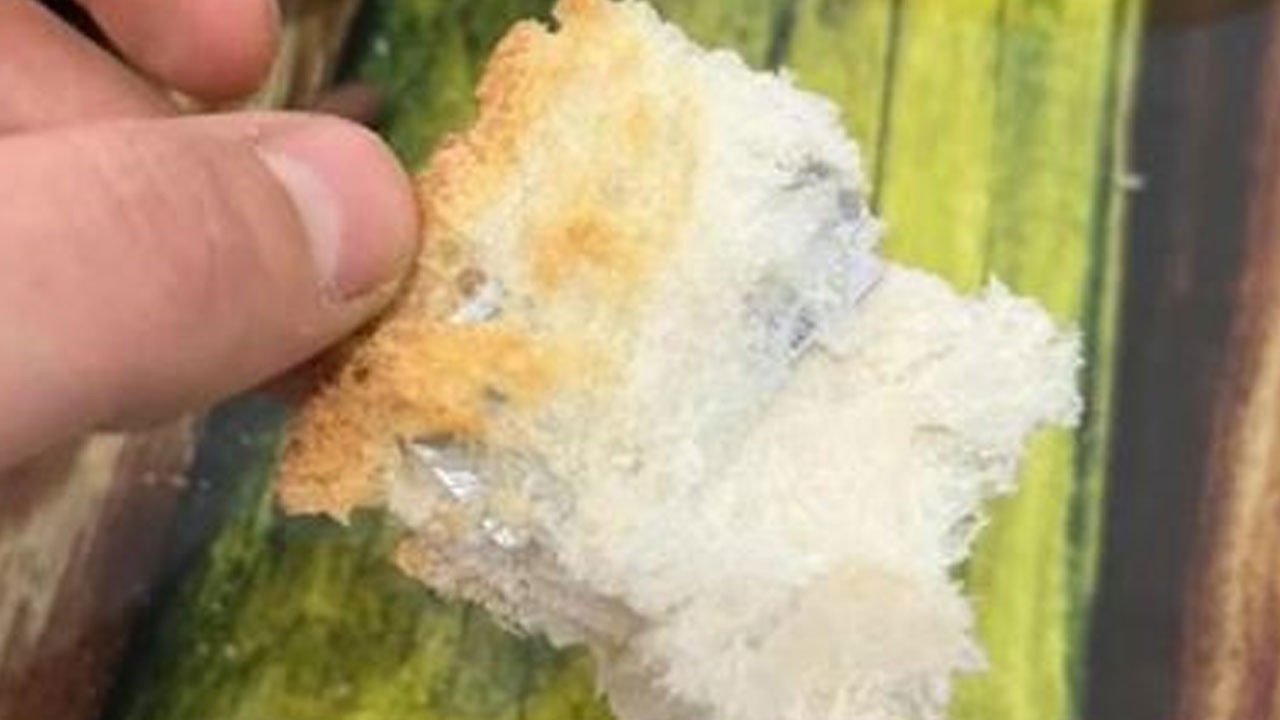 Resmen cinayete teşebbüs! Ekmeğin içinden öyle bir şey çıktı ki...