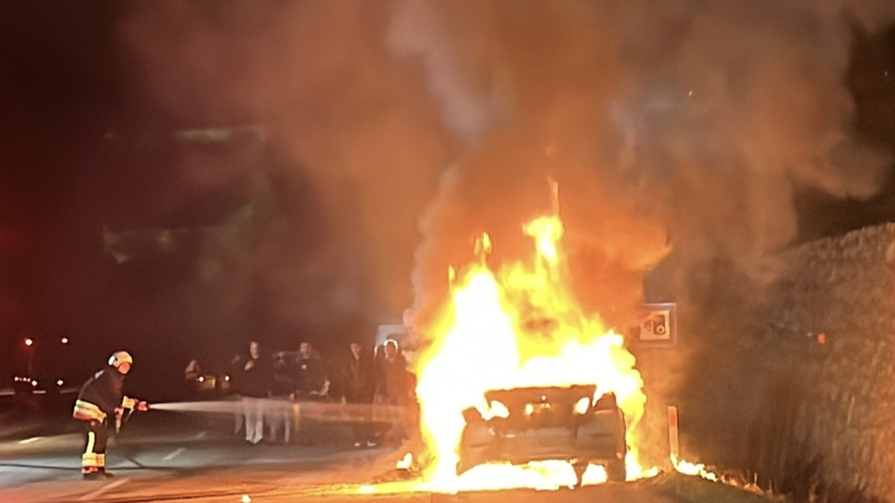 Samsun'da seyir halinde alev alan lüks otomobil kullanılamaz hale geldi