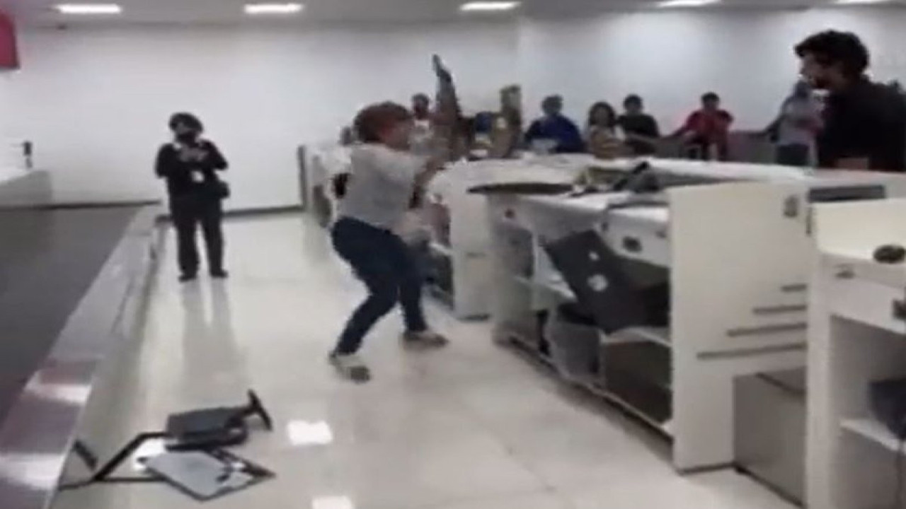 Öfkeli yolcu havalimanın birbirine kattı. Bilgisayarları kırdı