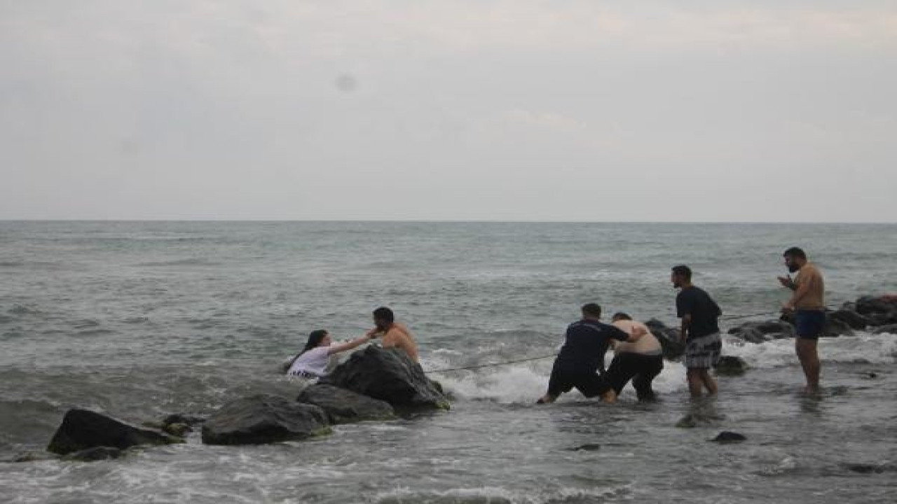 Boğulma tehlikesi geçirip 1 saat yüzeyde kalmayı başaran 3 genci polis kurtardı