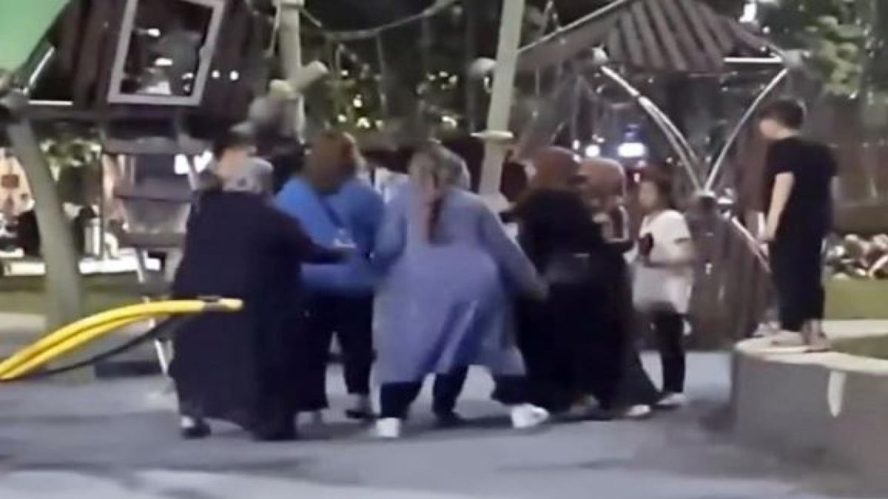 Kadınların kavgasını çevredekiler güçlükle ayırabildi