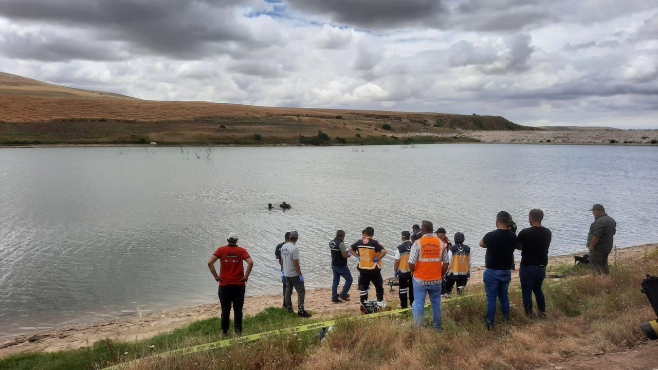 Balık tutarken takılan oltası için girdiği gölette boğuldu