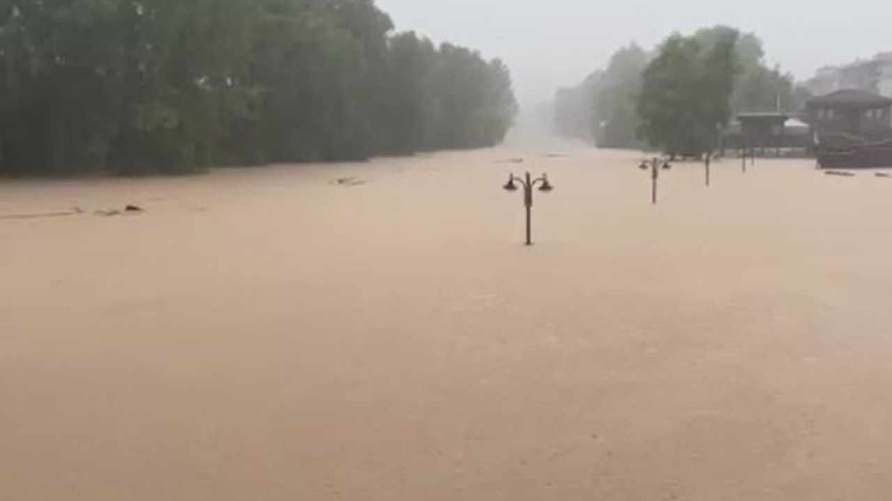Bartın'da yürüyüş yolları ve iskeleler sular altında kaldı