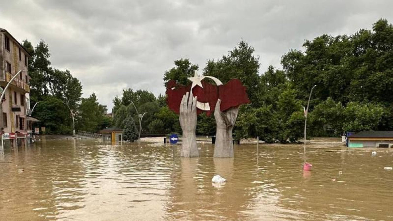 Şiddetli sağanak Karadeniz'i vurdu. Ali Yerlikaya’dan sel felaketi açıklaması
