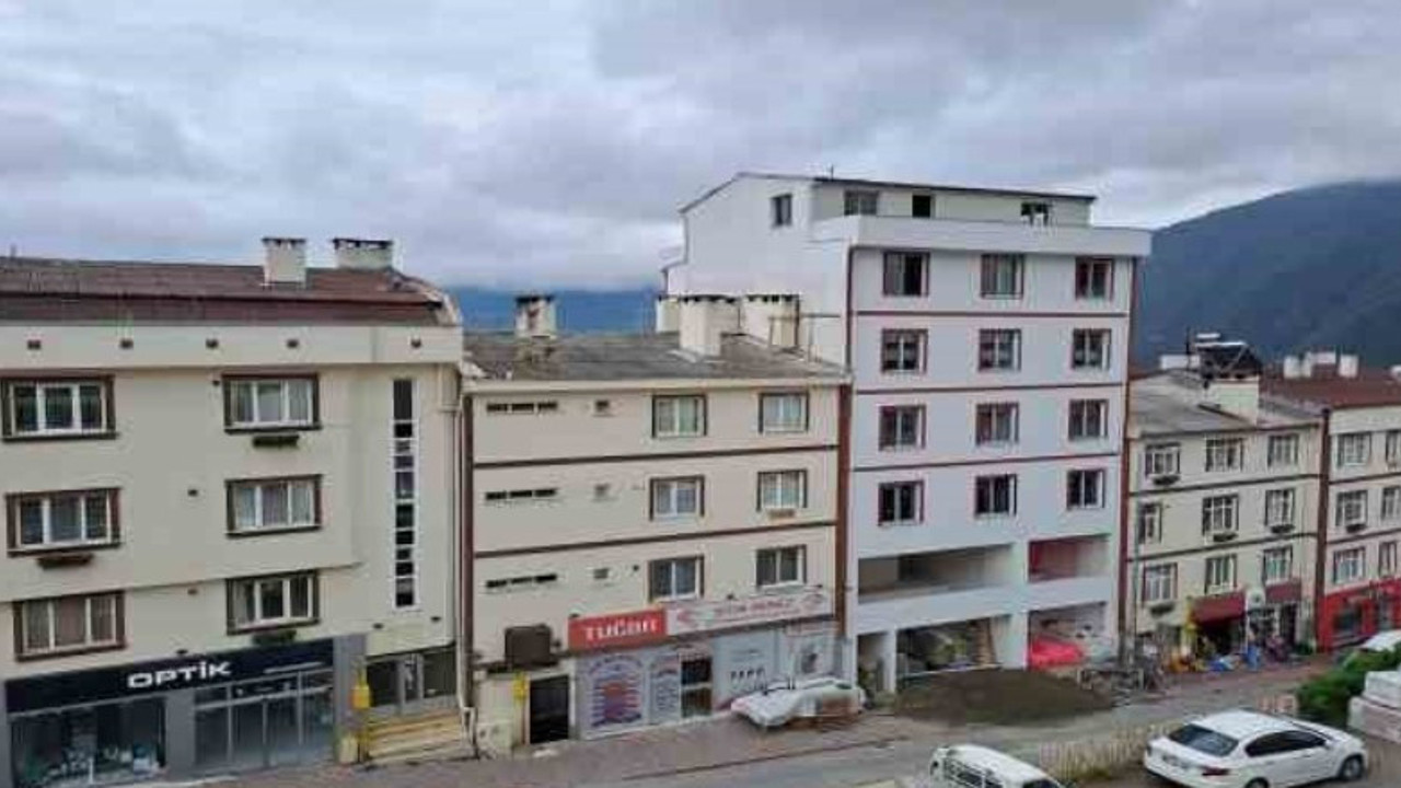 Çatıda mahsur kalan köpeği itfaiye ekipleri kurtardı