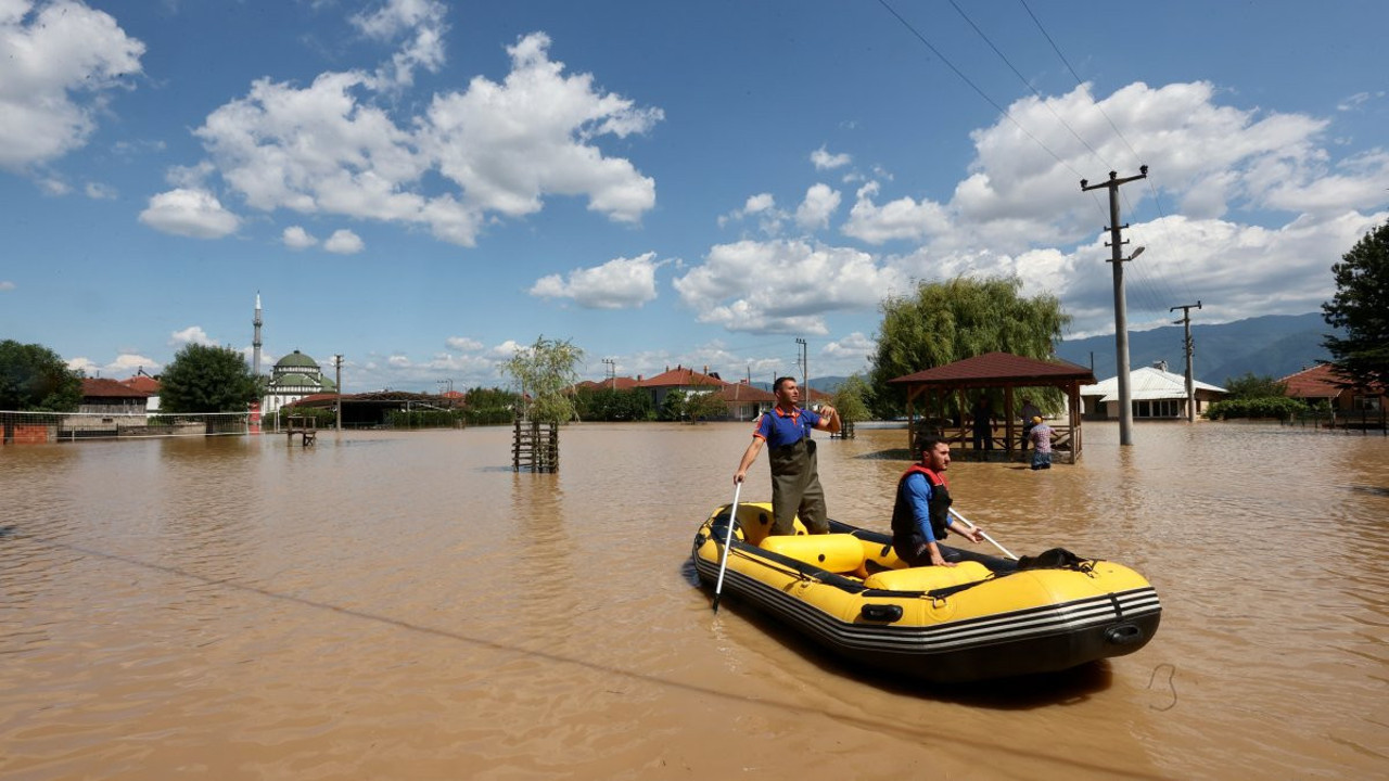 Tamamı sular altında kalan köyde tahliye çalışmaları sürüyor