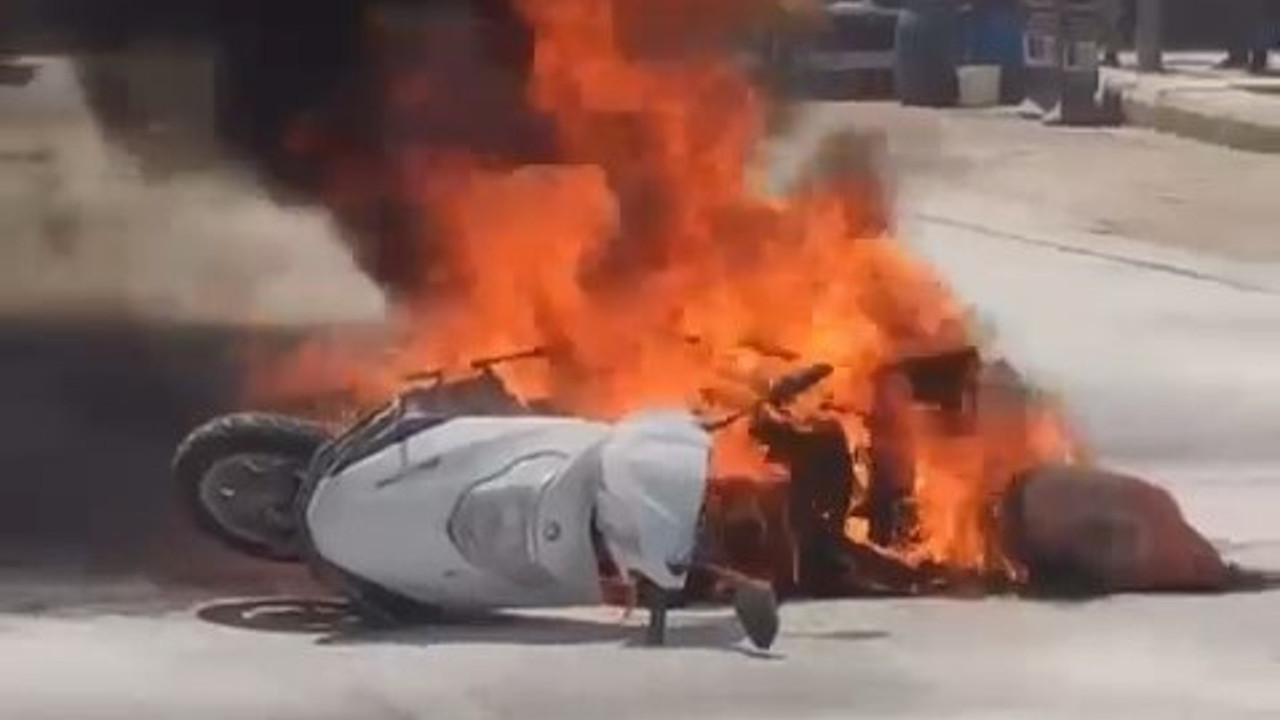 Sipariş götüren kuryenin motosikleti alev topuna döndü