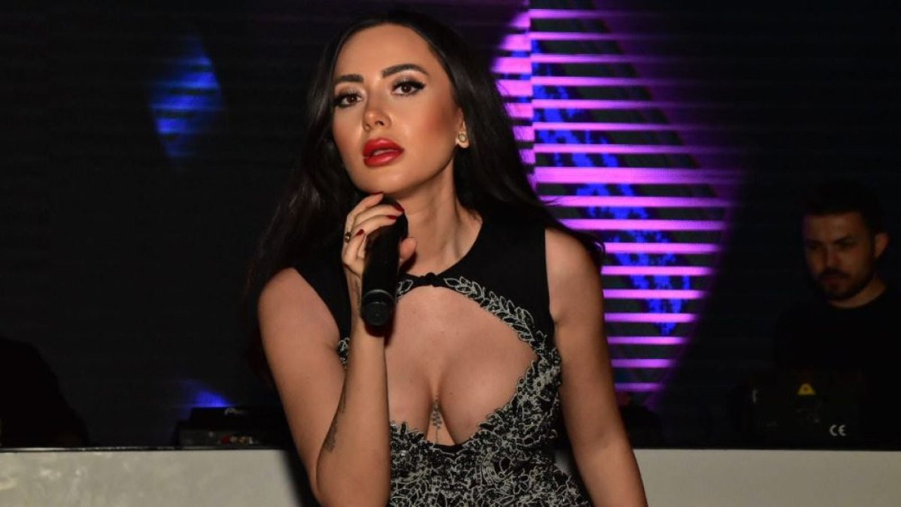 Şarkıcı Tuğba Ünal çiğnediği sakızı 30 bin TL'ye sattı!