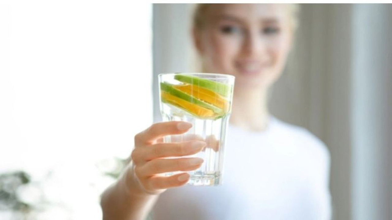 Her sabah limonlu su içerek güne başlayanlara kötü haber. Uzmanlar açıkladı