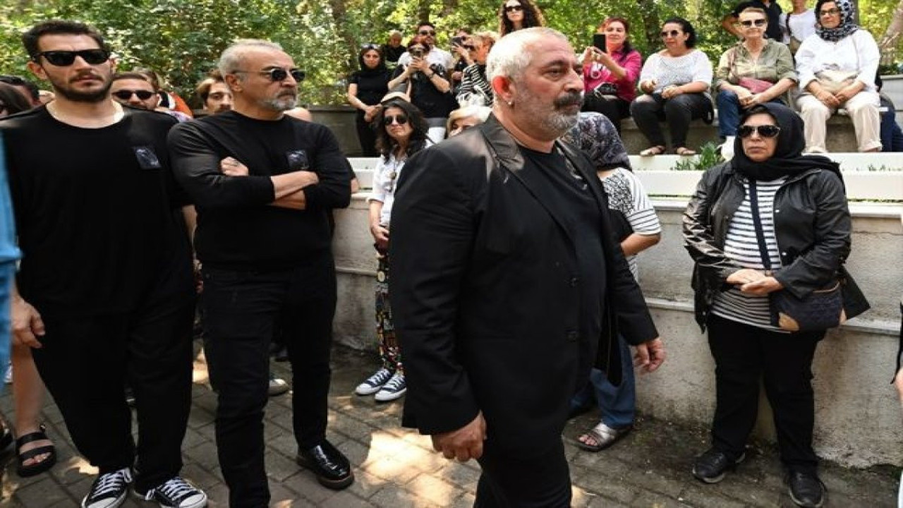 Özkan Uğur toprağa verilirken dostlarının gözyaşları sel oldu aktı