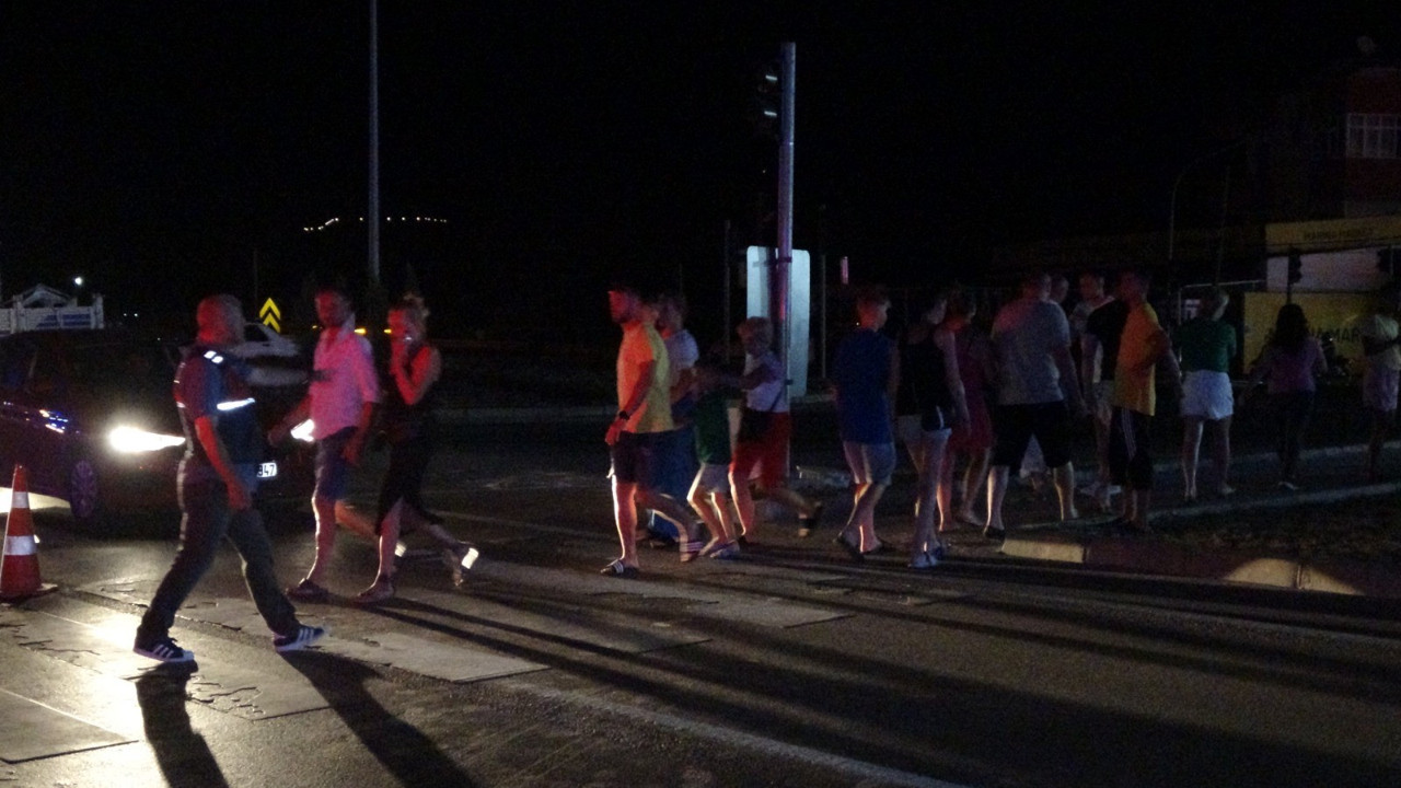 Turistleri tur midibüsü öldürdü. Şoför yayaların arasına daldı