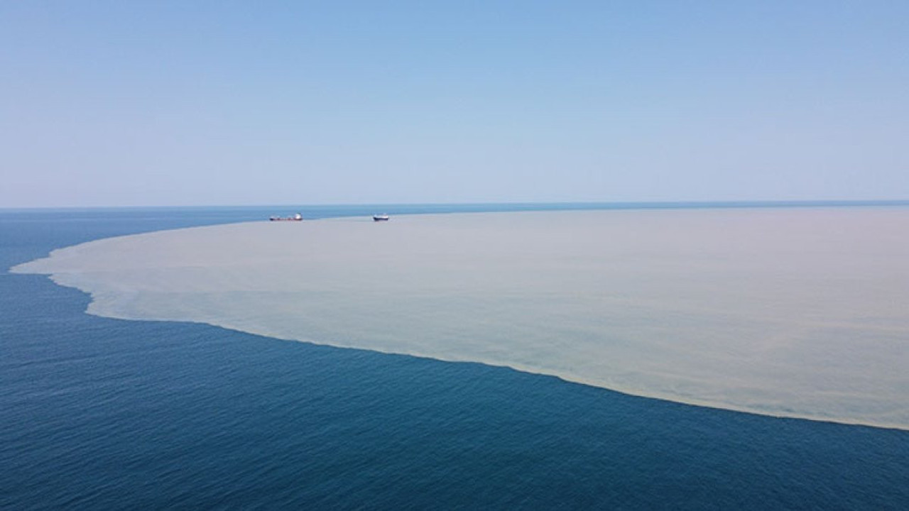 Plajıyla ünlü İnkumu tatil beldesinde denizin rengi değişti. Ekipler alarma geçti