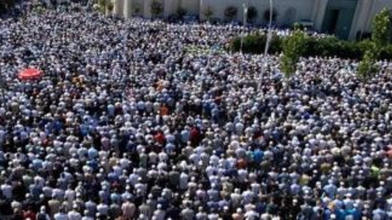 Menzil grubunun liderini son yolculuğuna 250 bin kişi uğurladı