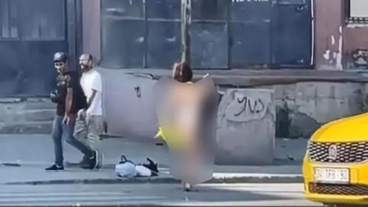 Yol kenarında soyunan kadın kazaya neden oldu