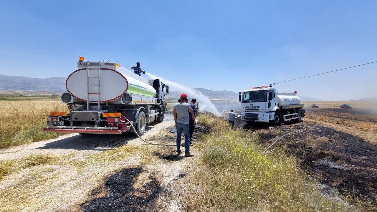 Saman taşıyan traktör alev alev yandı. Yangın tarlaya sıçradı