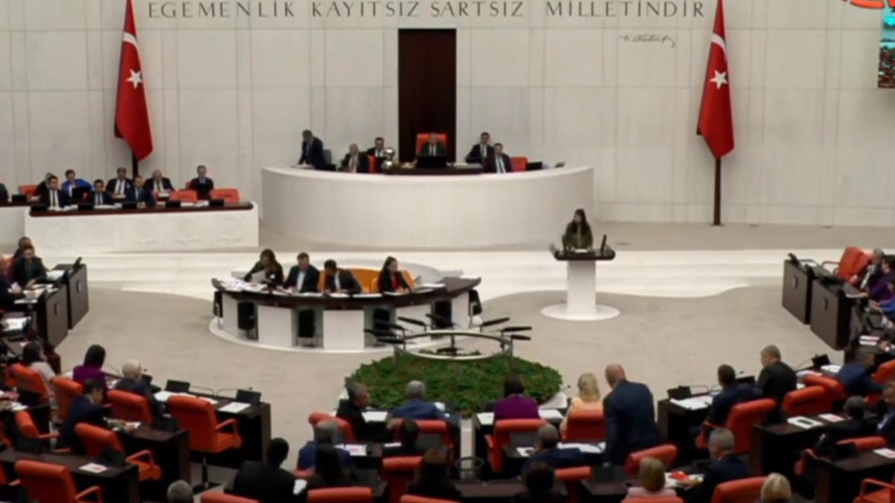 Vekil kürsüde Arapça konuştu. Meclis'te ortalık karıştı