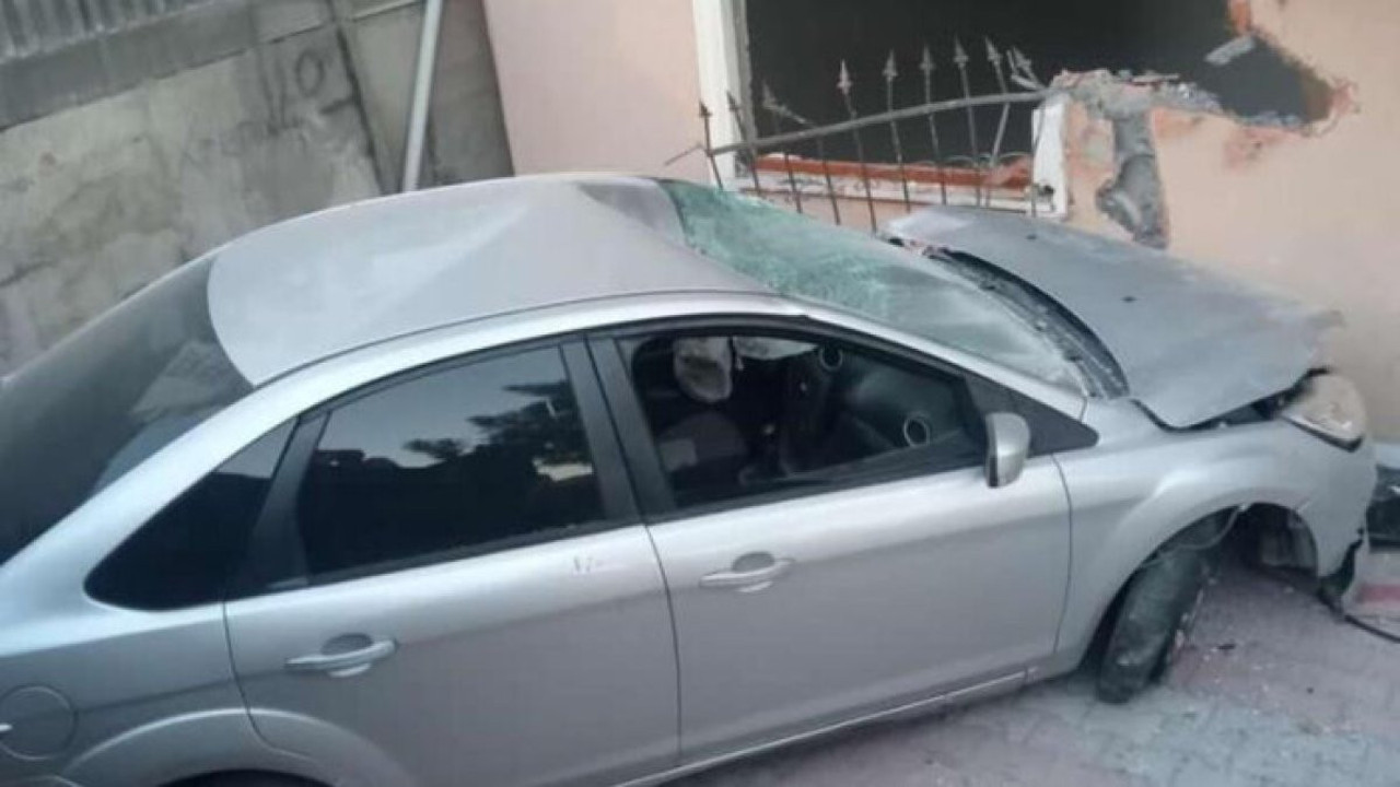 Bahçeye uçan otomobil korku dolu anlar yaşattı